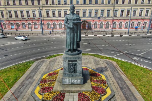 Меч мира и город в ладони: что скрывает памятник Ярославу Мудрому?
