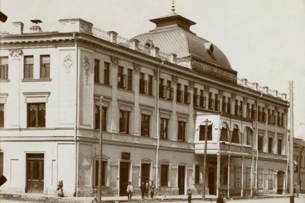 🏛️ Гостиница, где играл в бильярд Некрасов, а купцы оставляли целые состояния