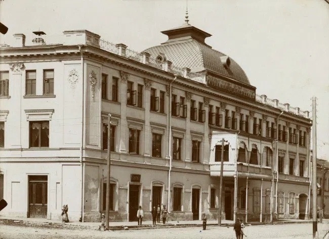 🏛️ Гостиница, где играл в бильярд Некрасов, а купцы оставляли целые состояния