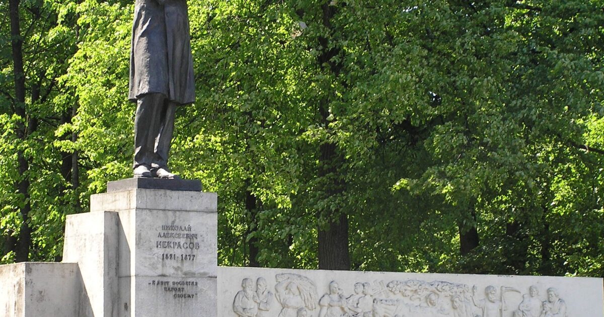 Памятник Николаю Некрасову в Ярославле: кто на нём изображен кроме великого поэта?