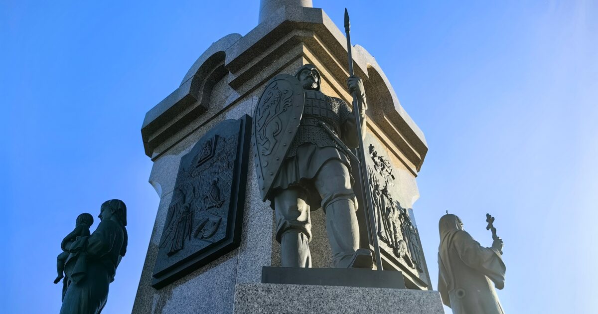 Памятник 1000-летию Ярославля на Стрелке: сможете «прочитать» всю историю города?