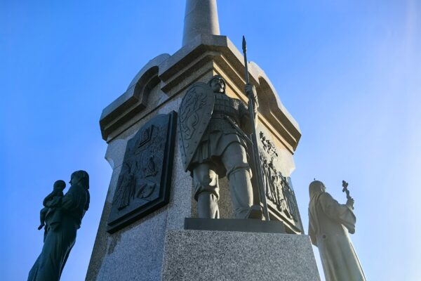 Памятник 1000-летию Ярославля на Стрелке: сможете «прочитать» всю историю города?