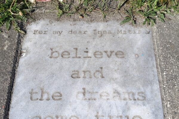 А вы знали, что на Волжской набережной в Ярославле есть такая плитка? Откуда она тут появилась? И кто это может быть?