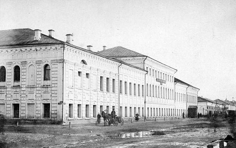 А вы знаете, что здание на улице Кирова 8/10 в XVIII веке стало одним из первых в России учреждений благотворительности?