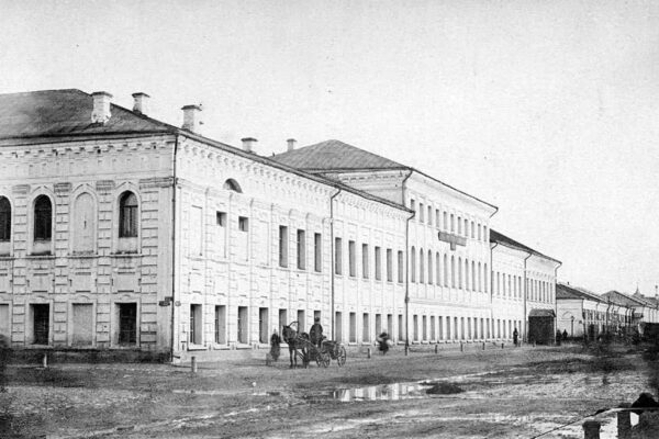 А вы знаете, что здание на улице Кирова 8/10 в XVIII веке стало одним из первых в России учреждений благотворительности?