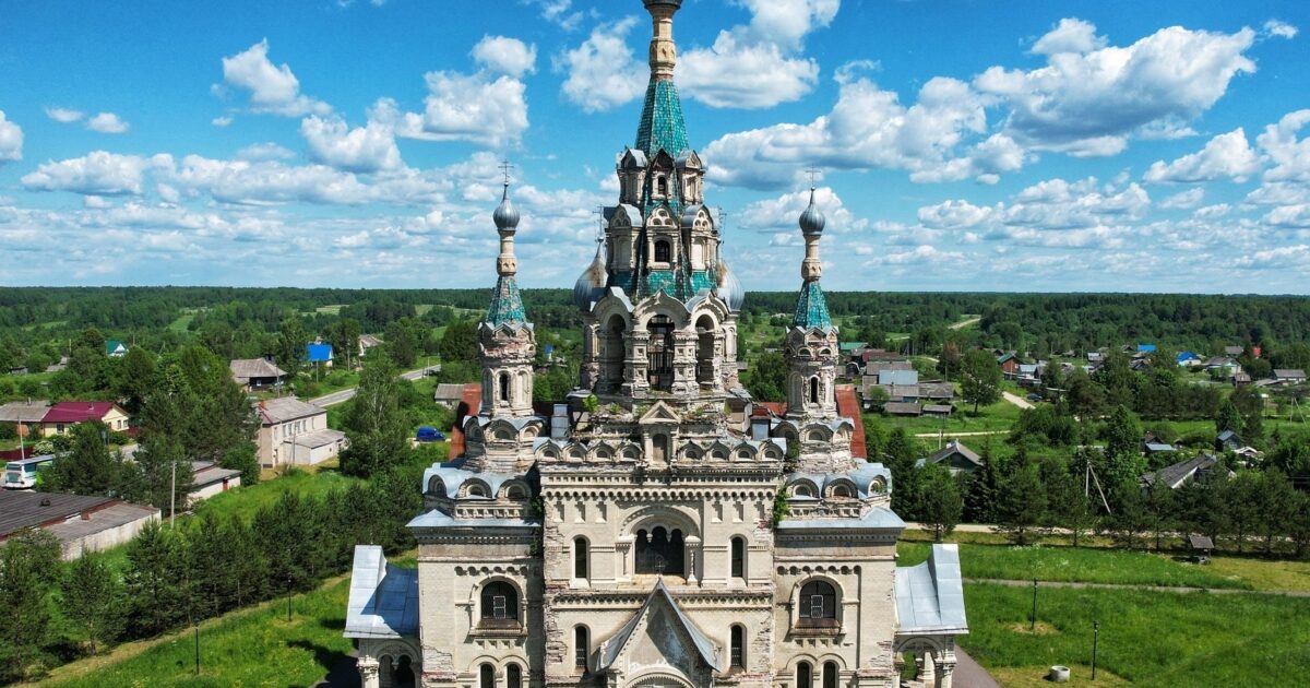 Село, где живёт Баба-яга, официально признали одним из самых красивых в России.