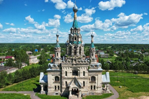 Село, где живёт Баба-яга, официально признали одним из самых красивых в России.
