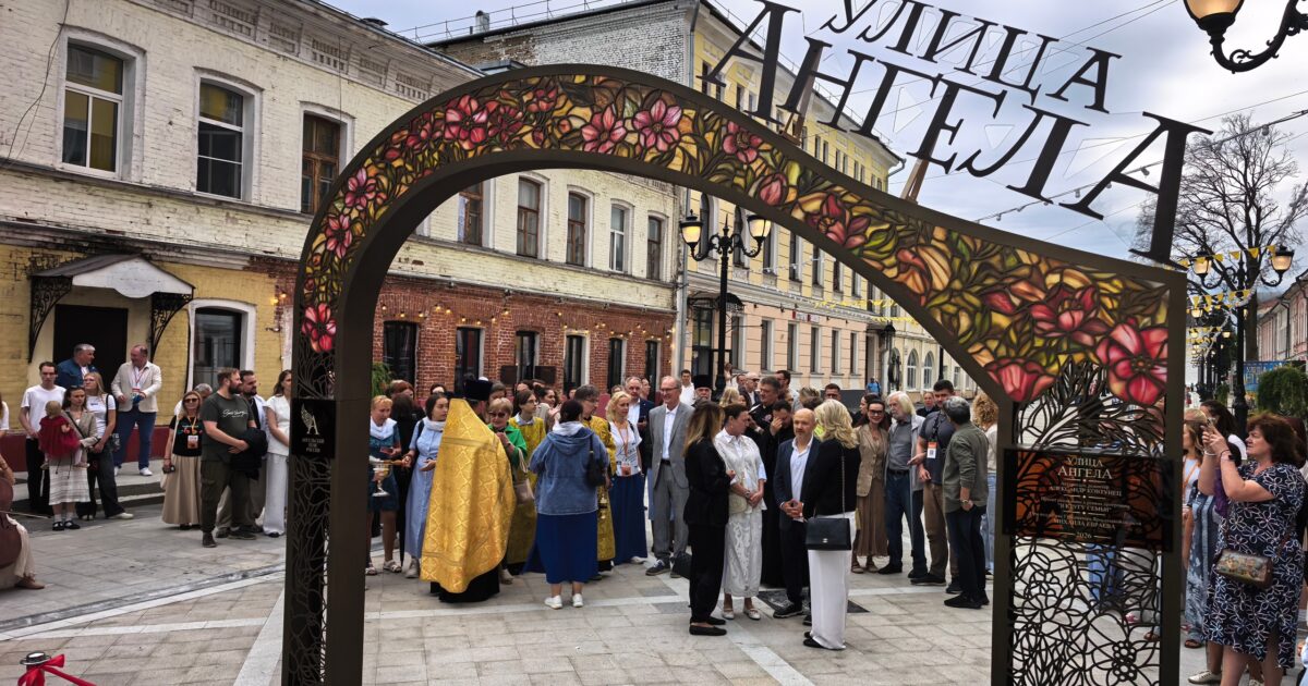 🎬 Ангел из пластика и кино под открытым небом: в Ярославле открыли новую кинематографическую улицу