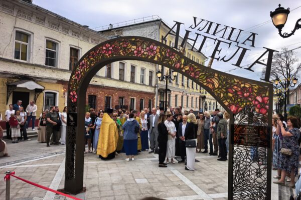 🎬 Ангел из пластика и кино под открытым небом: в Ярославле открыли новую кинематографическую улицу