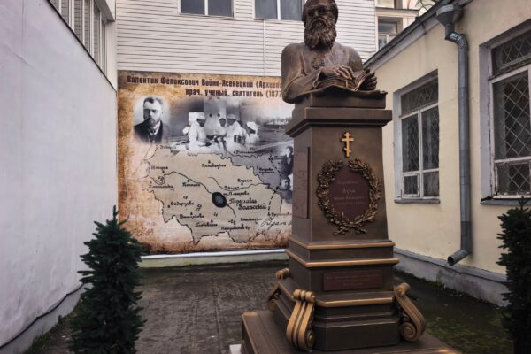 Мало кто знает, почему у ЯГМУ появился памятник святителю Луке.