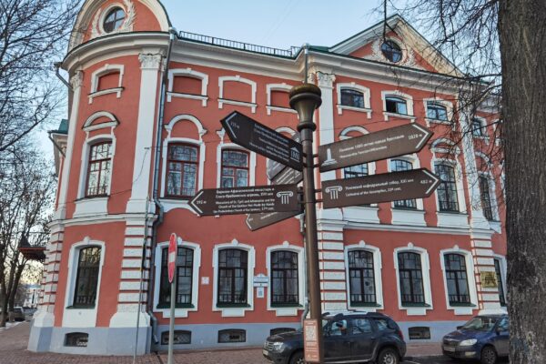 Это здание в центре Ярославля приковывает к себе взгляды.