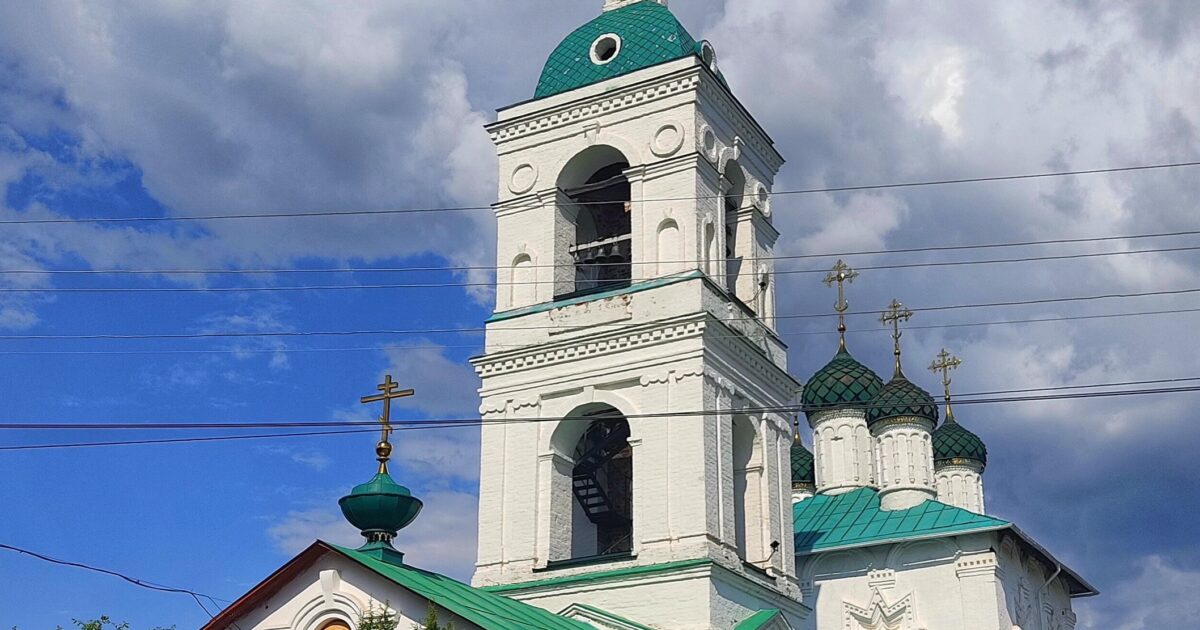 Всего в нескольких километрах от Ярославля, в селе Сарафоново, стоит один из…
