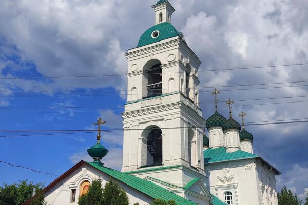 Всего в нескольких километрах от Ярославля, в селе Сарафоново, стоит один из…