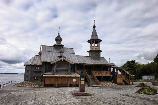 Открыл для себя ещё одну новую точку на карте Костромы — Аллею адмиралов на волжской набережной.