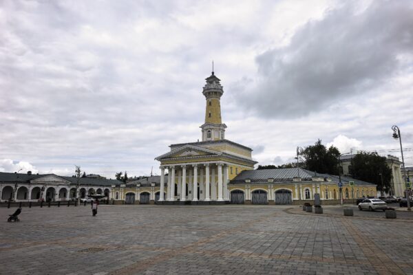 Вчера гулял по Костроме — и поймал себя на мысли, что пешеходный центр здесь отлично сохранил ощущение старого города.
