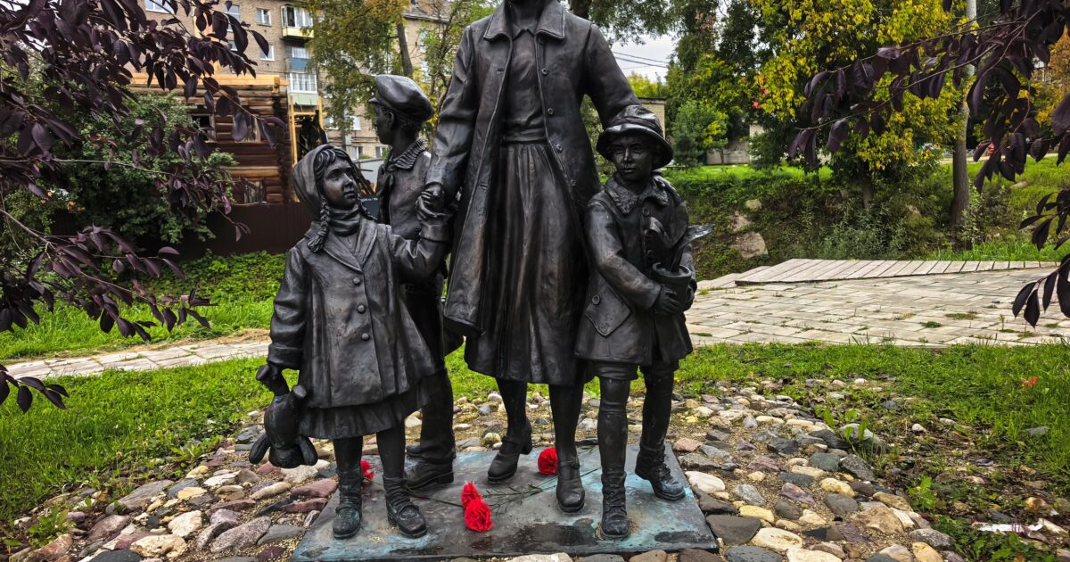 «На краю детства» — один из самых трогательных памятников в Угличе.