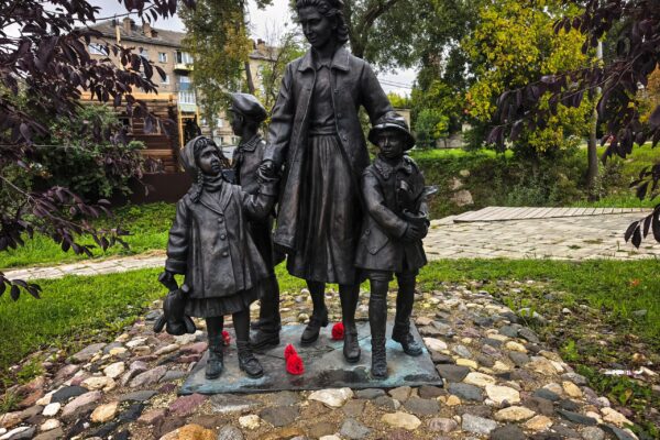 «На краю детства» — один из самых трогательных памятников в Угличе.