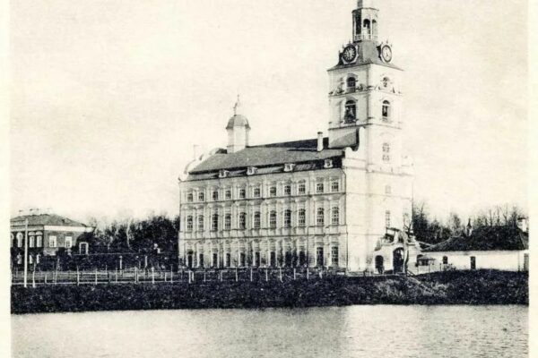 Давайте прогуляемся по самым старым зелёным уголкам Ярославля — и посмотрим на знакомый город немного другими глазами.