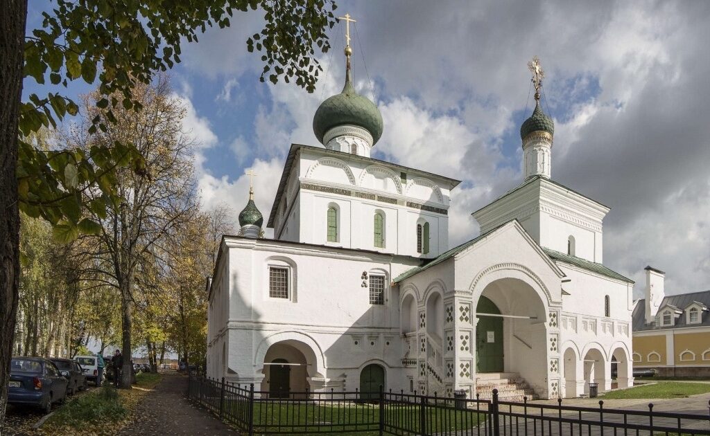 Храм, где купцы осмелились оставить свои имена на фасаде