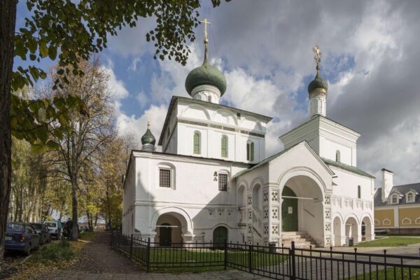 Храм, где купцы осмелились оставить свои имена на фасаде